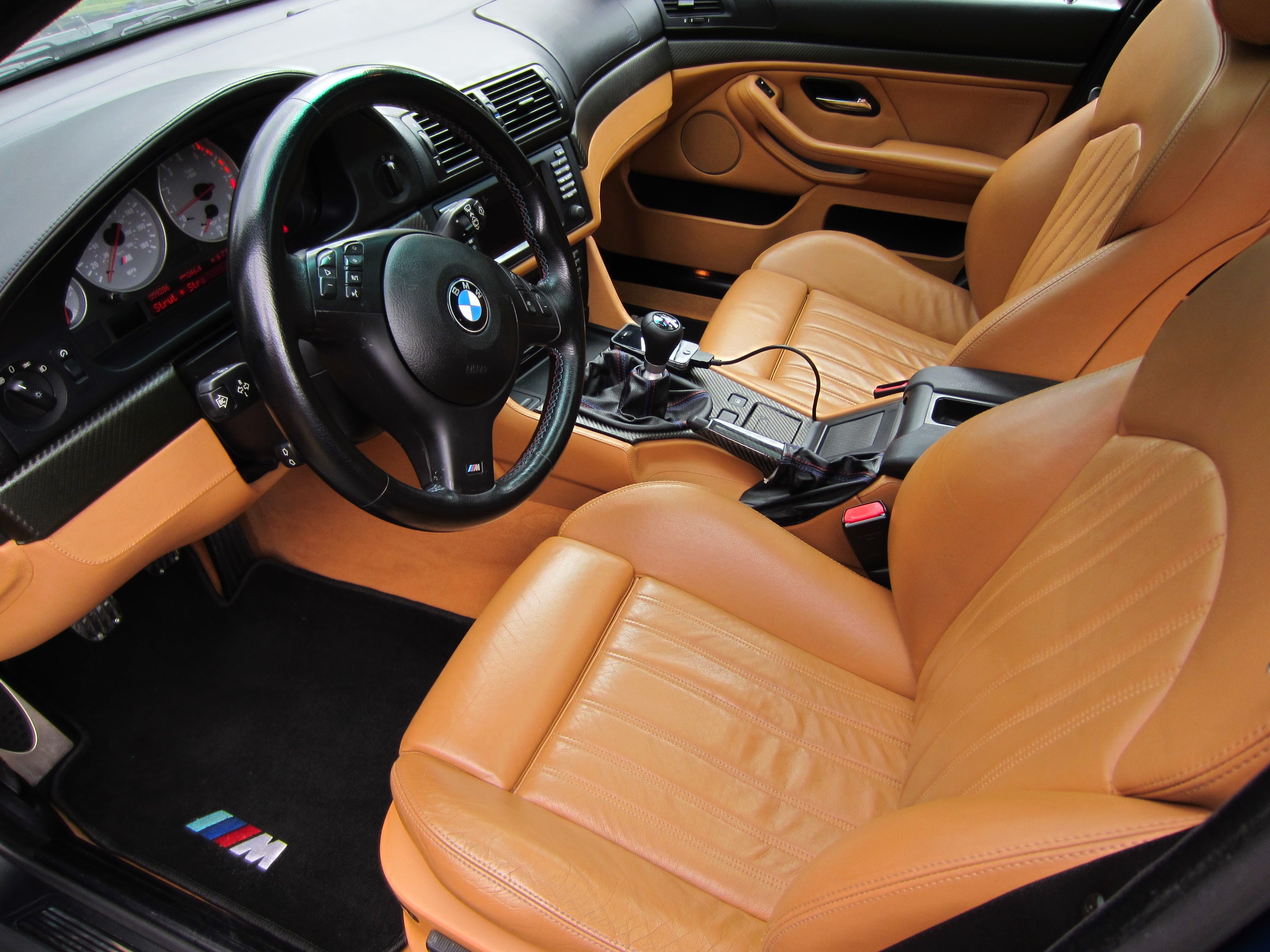 Полная комплектация автомобиля. BMW 5 e39 салон. BMW m5 e39 салон. БМВ 5 е39 салон. БМВ е39 с оранжевым салоном.